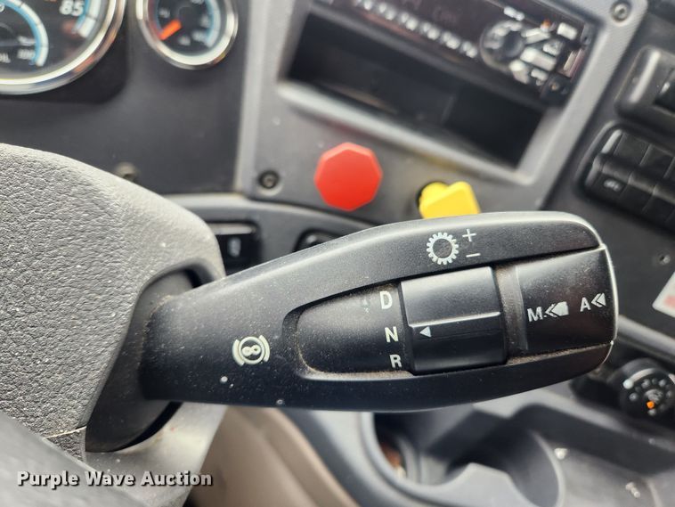 image for item JB9567 2015 Freightliner Cascadia 125  semi truck