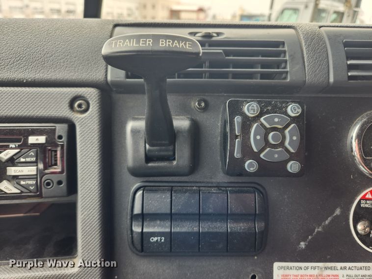 image for item JB9567 2015 Freightliner Cascadia 125  semi truck