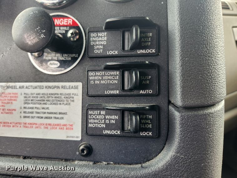 image for item JB9567 2015 Freightliner Cascadia 125  semi truck