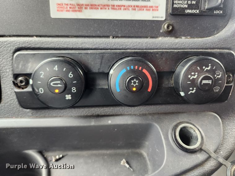 image for item JB9567 2015 Freightliner Cascadia 125  semi truck