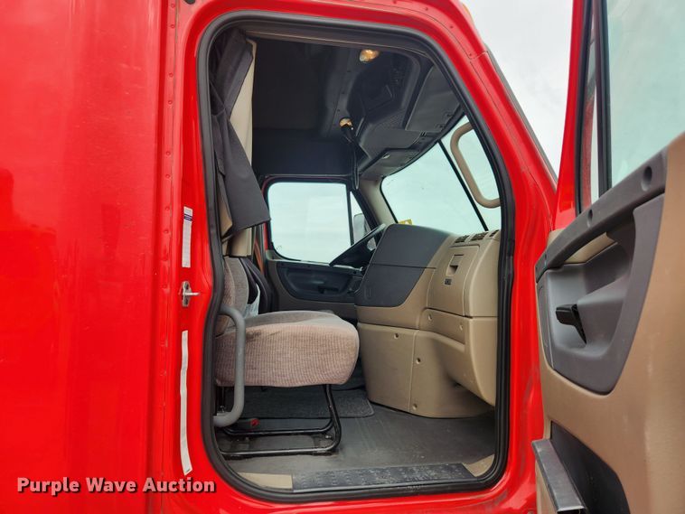 image for item JB9567 2015 Freightliner Cascadia 125  semi truck