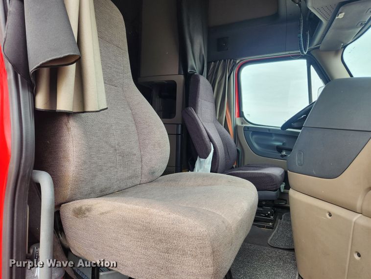 image for item JB9567 2015 Freightliner Cascadia 125  semi truck