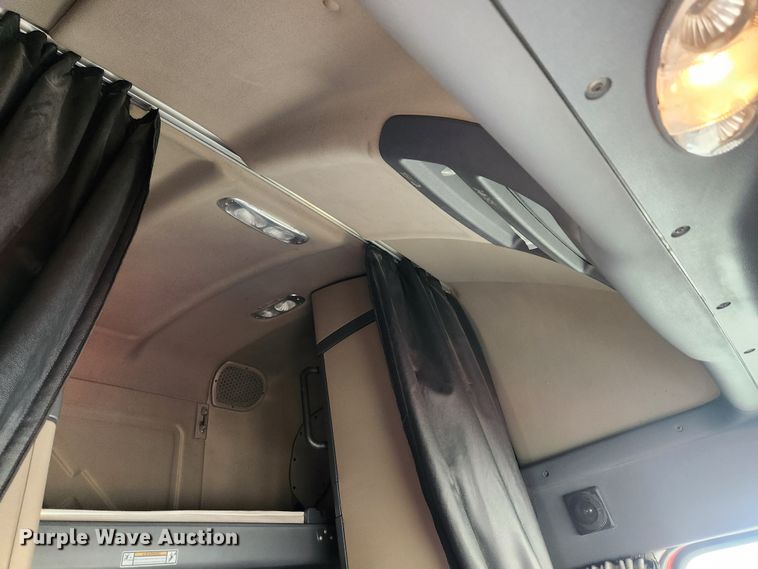 image for item JB9567 2015 Freightliner Cascadia 125  semi truck