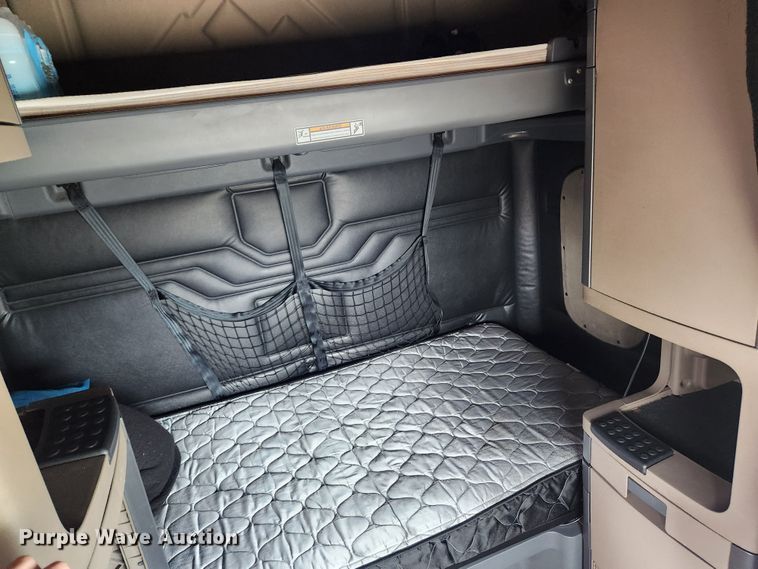 image for item JB9567 2015 Freightliner Cascadia 125  semi truck