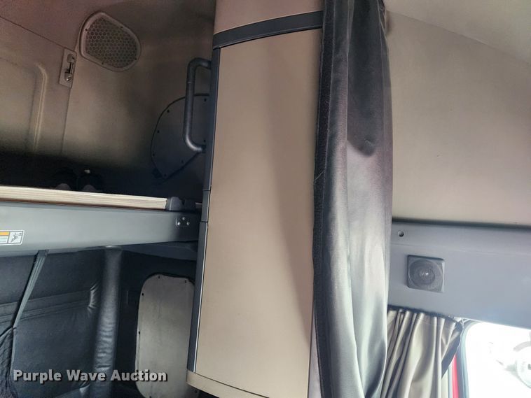 image for item JB9567 2015 Freightliner Cascadia 125  semi truck