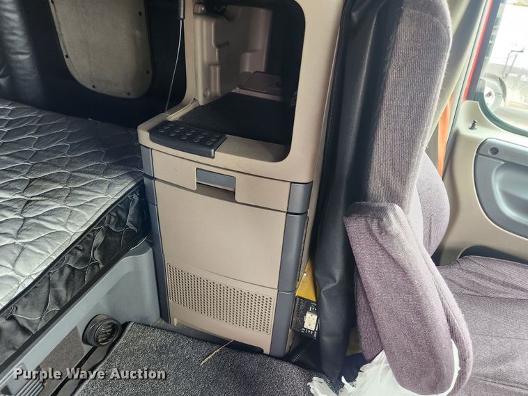 image for item JB9567 2015 Freightliner Cascadia 125  semi truck