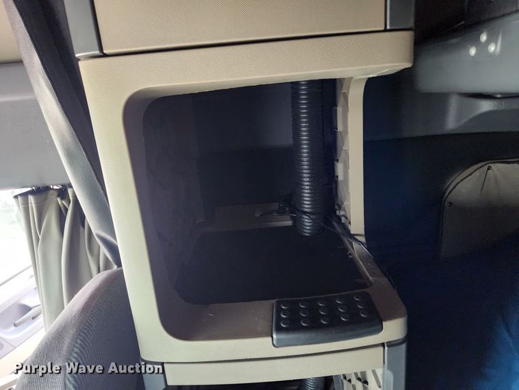 image for item JB9567 2015 Freightliner Cascadia 125  semi truck