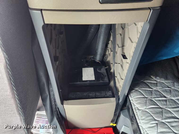 image for item JB9567 2015 Freightliner Cascadia 125  semi truck