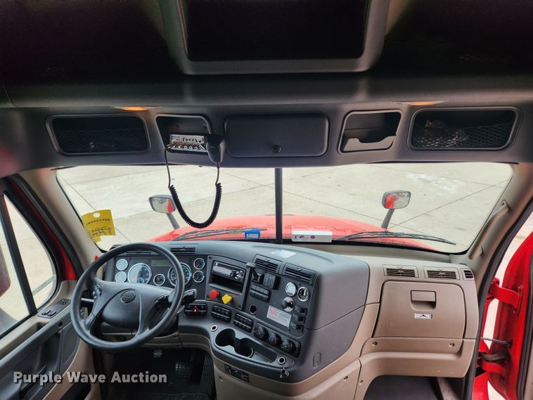 image for item JB9567 2015 Freightliner Cascadia 125  semi truck