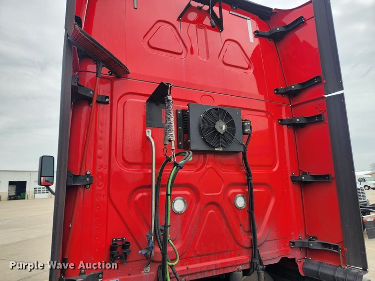 image for item JB9567 2015 Freightliner Cascadia 125  semi truck