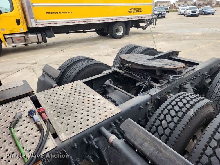 image for item JB9567 2015 Freightliner Cascadia 125  semi truck