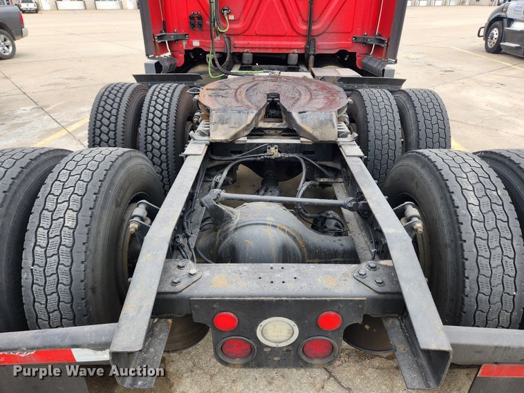 image for item JB9567 2015 Freightliner Cascadia 125  semi truck