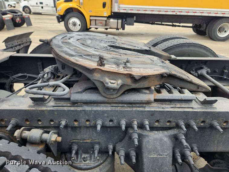 image for item JB9567 2015 Freightliner Cascadia 125  semi truck