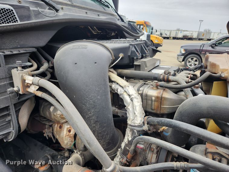 image for item JB9567 2015 Freightliner Cascadia 125  semi truck