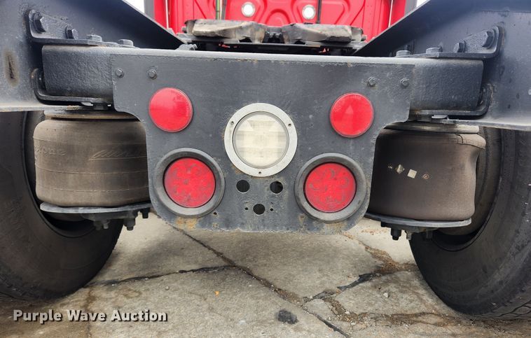 image for item JB9567 2015 Freightliner Cascadia 125  semi truck