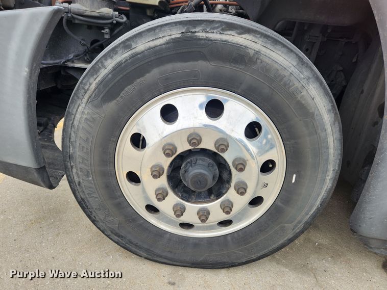 image for item JB9567 2015 Freightliner Cascadia 125  semi truck