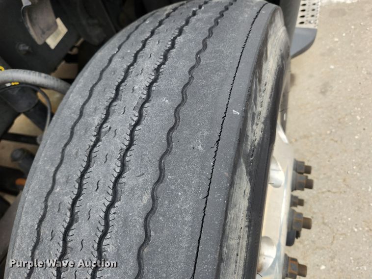 image for item JB9567 2015 Freightliner Cascadia 125  semi truck