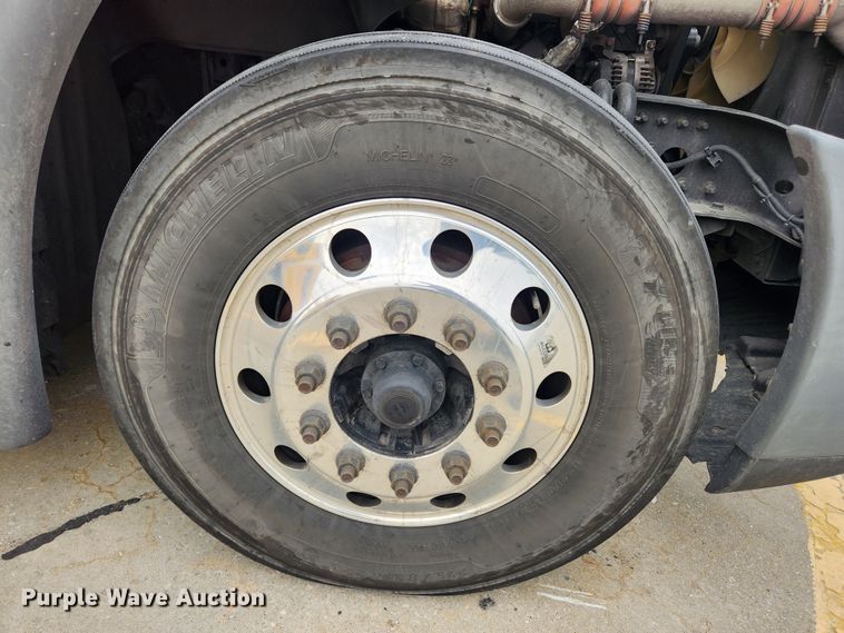 image for item JB9567 2015 Freightliner Cascadia 125  semi truck