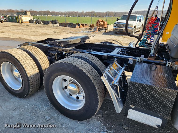 image for item JB9610 2016 Peterbilt 579 semi truck