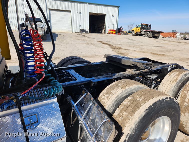 image for item JB9610 2016 Peterbilt 579 semi truck