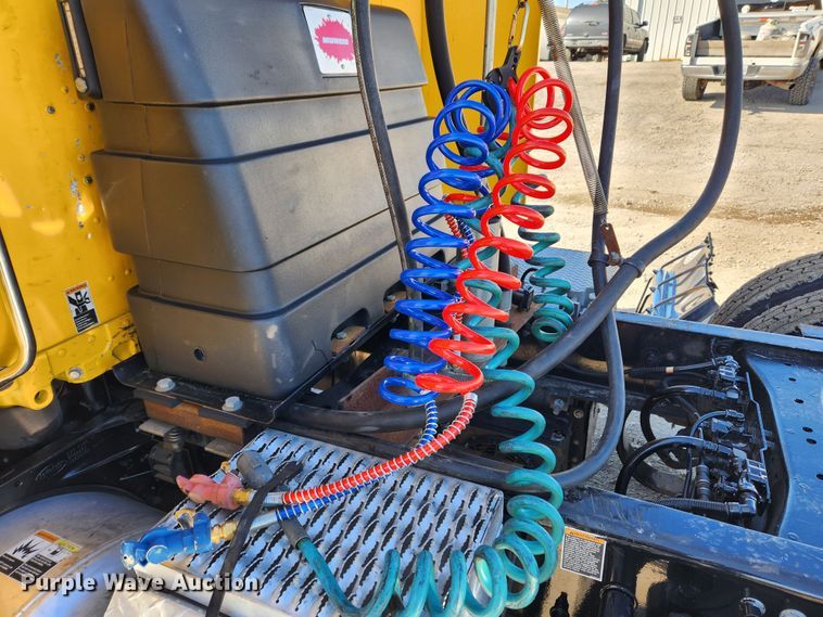 image for item JB9610 2016 Peterbilt 579 semi truck