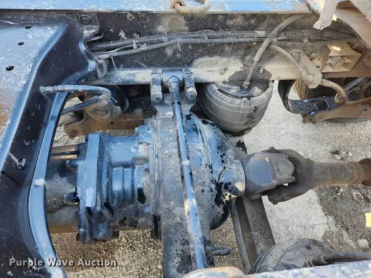 image for item JB9610 2016 Peterbilt 579 semi truck