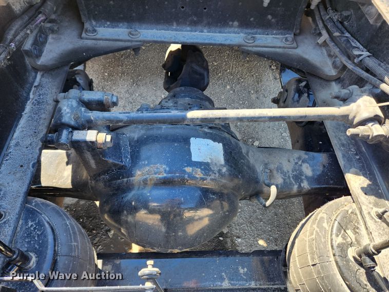 image for item JB9610 2016 Peterbilt 579 semi truck