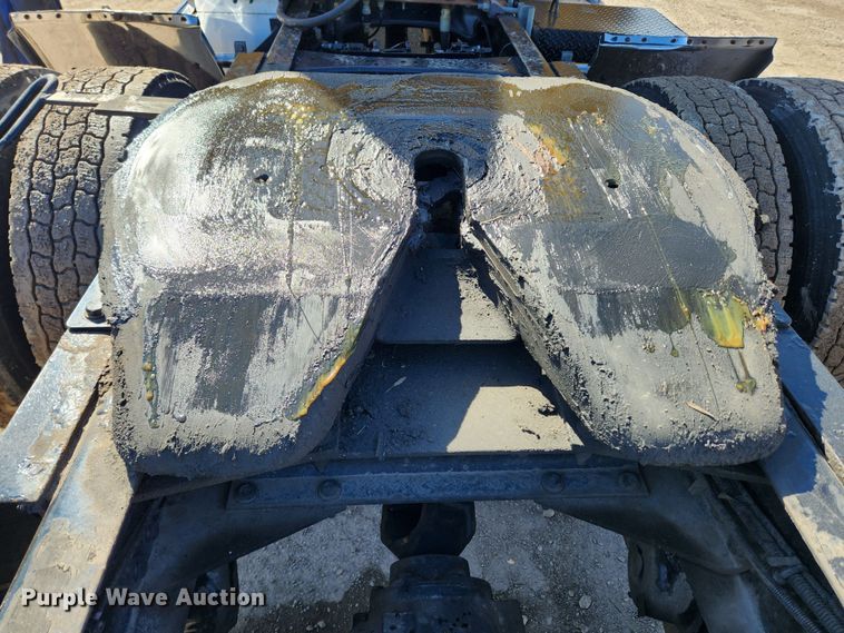 image for item JB9610 2016 Peterbilt 579 semi truck