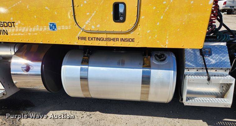 image for item JB9610 2016 Peterbilt 579 semi truck