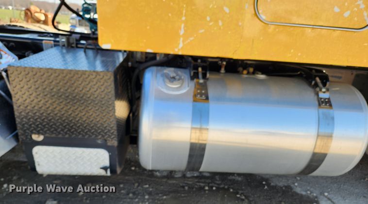 image for item JB9610 2016 Peterbilt 579 semi truck