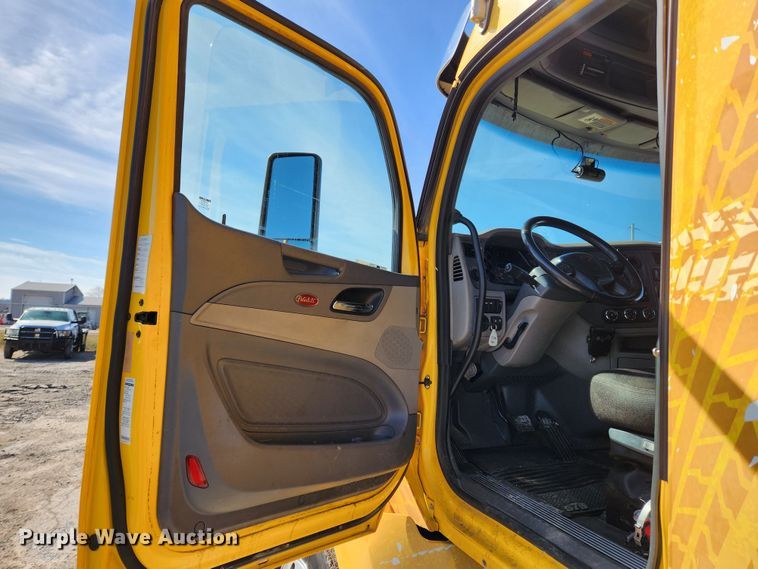 image for item JB9610 2016 Peterbilt 579 semi truck