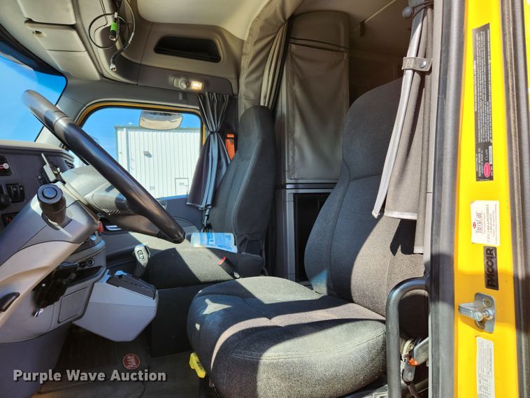 image for item JB9610 2016 Peterbilt 579 semi truck