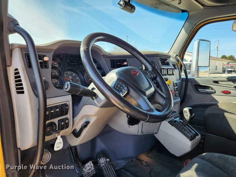 image for item JB9610 2016 Peterbilt 579 semi truck
