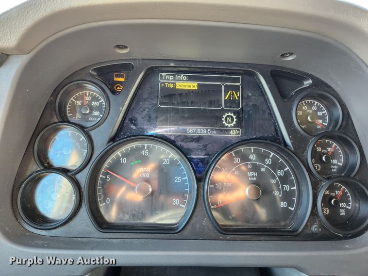 image for item JB9610 2016 Peterbilt 579 semi truck