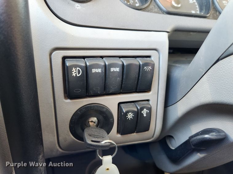 image for item JB9610 2016 Peterbilt 579 semi truck