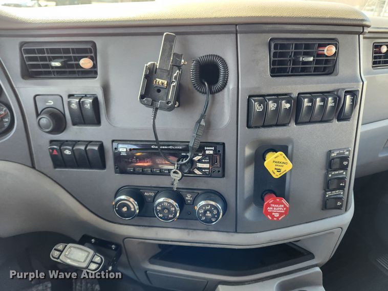 image for item JB9610 2016 Peterbilt 579 semi truck