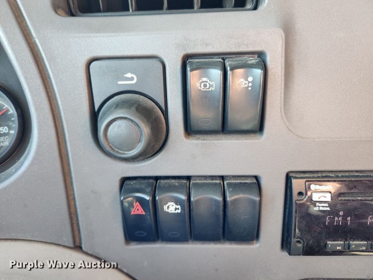 image for item JB9610 2016 Peterbilt 579 semi truck