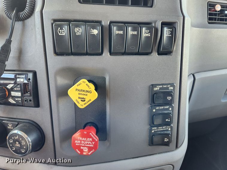 image for item JB9610 2016 Peterbilt 579 semi truck