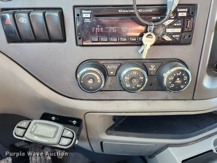 image for item JB9610 2016 Peterbilt 579 semi truck