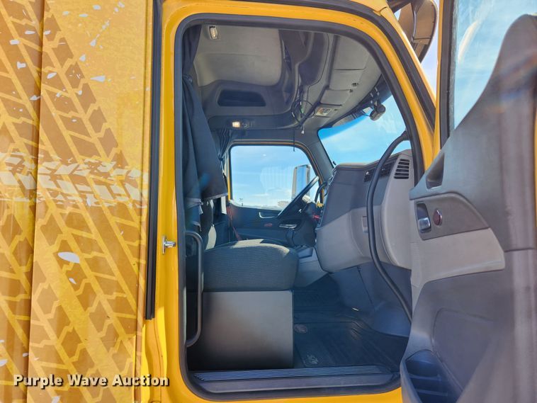 image for item JB9610 2016 Peterbilt 579 semi truck