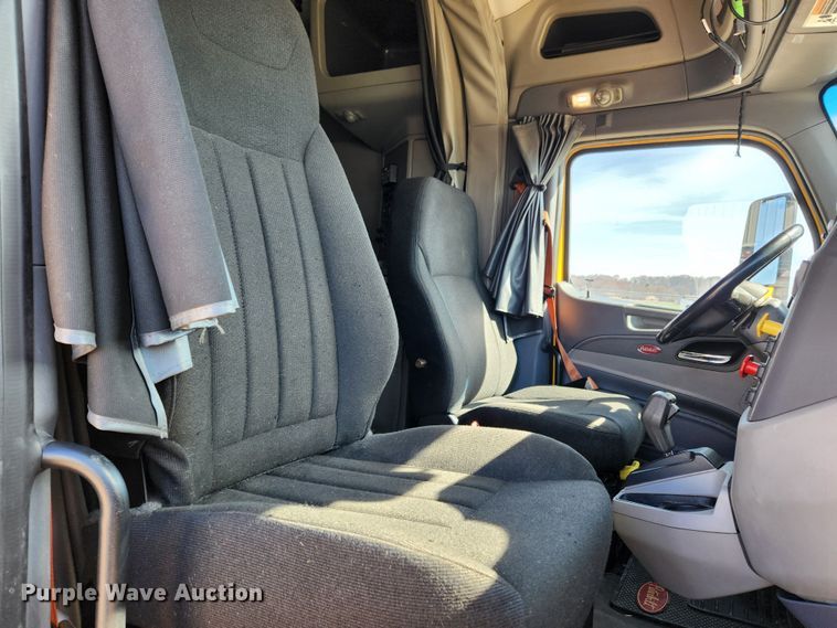 image for item JB9610 2016 Peterbilt 579 semi truck