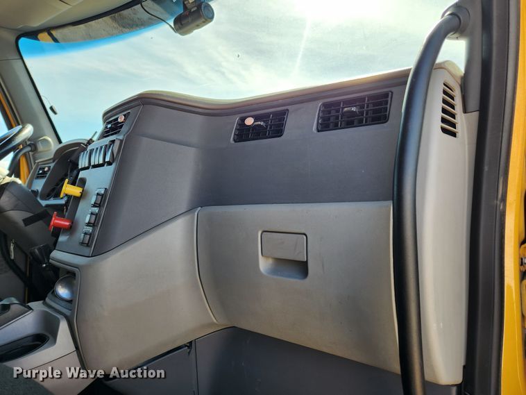 image for item JB9610 2016 Peterbilt 579 semi truck