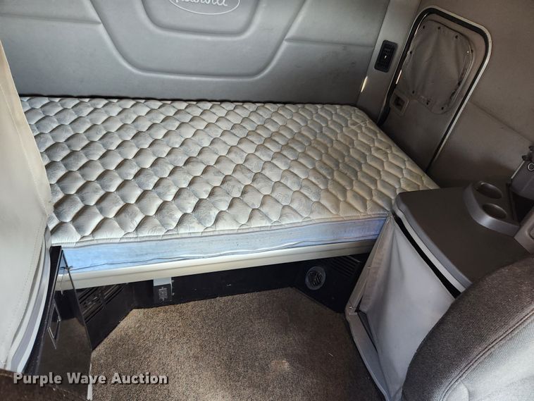 image for item JB9610 2016 Peterbilt 579 semi truck