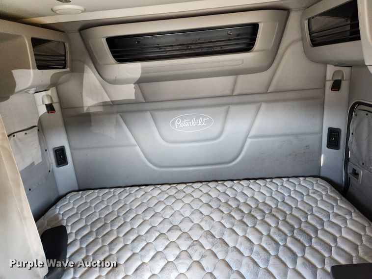 image for item JB9610 2016 Peterbilt 579 semi truck