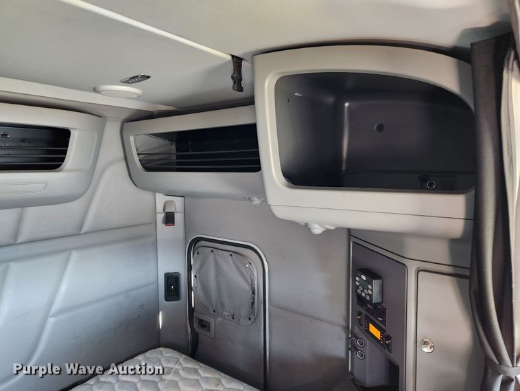 image for item JB9610 2016 Peterbilt 579 semi truck