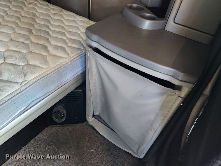 image for item JB9610 2016 Peterbilt 579 semi truck