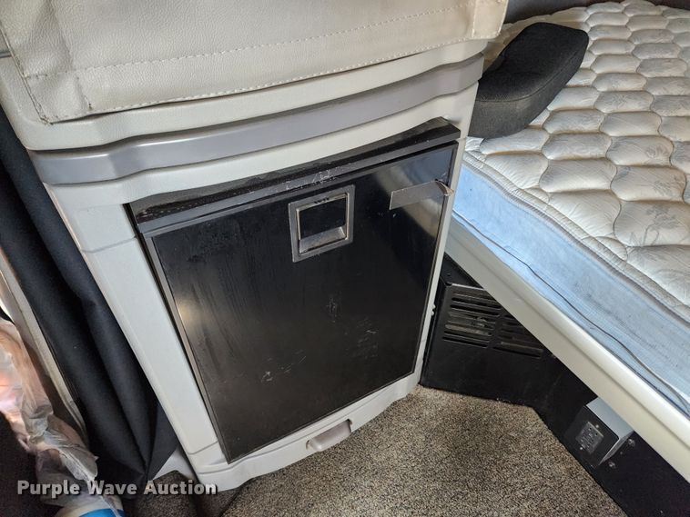 image for item JB9610 2016 Peterbilt 579 semi truck