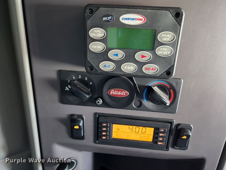 image for item JB9610 2016 Peterbilt 579 semi truck