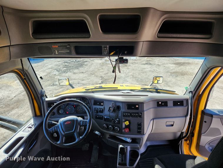 image for item JB9610 2016 Peterbilt 579 semi truck