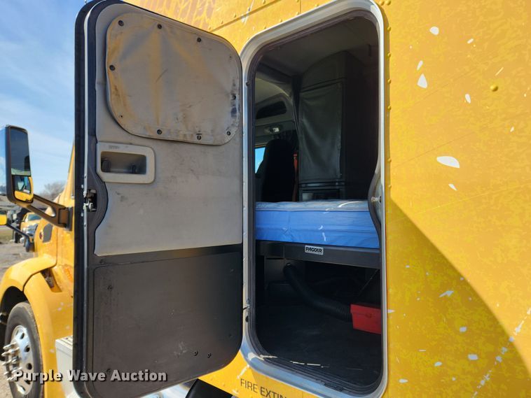 image for item JB9610 2016 Peterbilt 579 semi truck